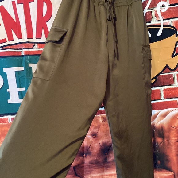 • LULUS• Nieva Olive Green Satin Strapless Cargo Jumpsuit Size medium - Picture 6 of 10